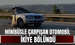 Minibüsle çarpışan otomobil ikiye bölündü