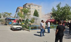 Balıkesir Sındırgı’da Depremde Hasar Gören Binaların Yıkımı Sürüyor