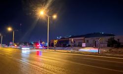 Markete gitmek isteyen anne ve kızına otomobil çarptı