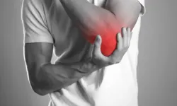 Dadı Dirseği Sizi Hareketsiz mi Bırakıyor? Bu Ağrının Nedenleri ve Çözüm Yolları Nelerdir?