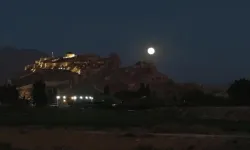 Dolunay, Van Kalesi ile Buluştu