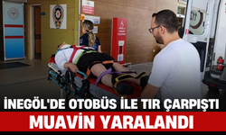 İnegöl’de Tır ile Yolcu Otobüsü Çarpıştı:  Muavin Yaralandı