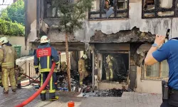 İstanbul'da Ecza Deposu Alev Aldı! Patlamalar Mahalleliyi Sokağa Döktü