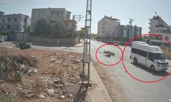 Motosiklet, minibüse ok gibi saplandı
