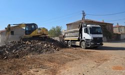 Orman yangınında hasar alan binaların enkazları bir bir kaldırılıyor