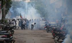 Pakistan'da eski Başbakan Khan destekçilerine polis müdahalesi: 300 gözaltı