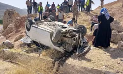 Hafif Ticari Araç Şarampole Devrildi! 7 Kişi Yaralandı