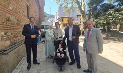 Bursa’da Mevlid Kandili’nde Gül Dağıtıldı