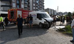 Hatay Payas’ta Minibüs ile Otomobil Çarpıştı: 3 Yaralı