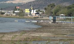 İznik Gölü kuruyor, İskeleler boşta kaldı, tekneler karaya oturdu