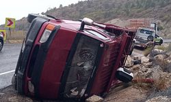 Kamyonet su tahliye kanalına devrildi: 5 yaralı