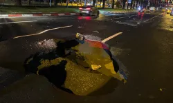 Fatih’te sağanak sonrası yol çöktü, taksi devrildi! Çöken yol toprakla dolduruldu