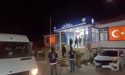 Kamyonet kasasında taşınan 8 göçmen yakalandı