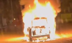 Motor kısmı alev alan araç saniyeler içinde ateş topuna döndü