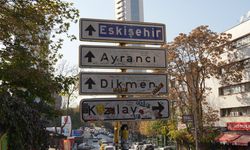 Yeniden monte edilen Kızılay tabelası bu kez stickerlarla kirletildi