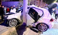 Aksaray’da otomobil direğe saplandı: 2 kişi ağır yaralandı