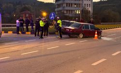 Bartın’da kavşakta iki otomobil çarpıştı 6 kişi yaralandı