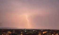 Bursa'da şimşekler geceyi gündüze çevirdi