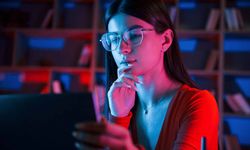 Gözlüklere Mavi Filtre Taktırmak Gerçekten Mantıklı mı? Göz Sağlığına Etkileri Nelerdir?