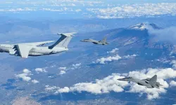 Hindistan’da eğitim uçağı düştü: pilot kurtuldu