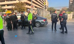 Husumetli olduğu kişiyi otomobilde vurdu