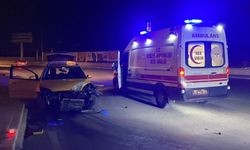 Karaman’da ticari taksi aydınlatma direğine çarptı