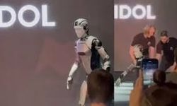 Rusya’nın İlk İnsansı Robotu AIdol Sahneye Çıktı Ama Dengede Kalamadı!
