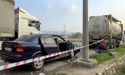 Sakarya’da Park Halindeki Tıra Çarpan Otomobil Hurdaya Döndü