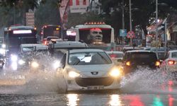 Sarı alarm ile uyarılan Antalya’da sağanak etkisini gösteriyor