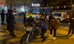 Motosiklet otomobile çarpıp metrelerce sürüklendi