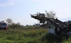 Trenin çarptığı kamyonet paramparça oldu