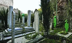 Mezarlıklardaki Meyve ve Sebzeler Yenir mi? Mezarlıktaki Ot ve Çiçekleri Koparmak Caiz midir?