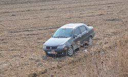 İnegöl’de Otomobil Tarlaya Uçtu! 2 Yaralı