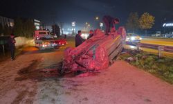 İnegöl’de otomobil bariyere çarpıp ters döndü! 2 yaralı