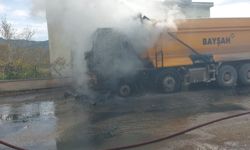 Bursa’da seyir halindeki hafriyat kamyonu alev aldı