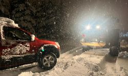 Kars’ta Yoğun Kar Yağışı! Yolda Mahsur Kalan Araç Ekiplerce Kurtarıldı