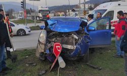 Kırmızı ışıkta bekleyen otomobile arkadan otomobil çarptı