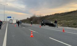 Emniyet şeridindeki VIP yolcu taşıma aracına kamyonet çarptı