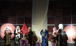 Asırlar önce kadınların giydiği kıyafetler defilede sergilendi