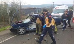 Bursa'da feci kaza! Kamyonet ters yönden gelen otomobile çarptı