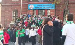 Bursa'da öğrenciler Bursaspor kıyafetleriyle okula geldi