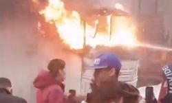 Bursa'da park halindeki midibüste çıkan yangın otomobile sıçradı