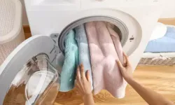 Çamaşırlar Neden Sertleşir? Yumuşatıcı Kullanmadan Çözüm Var mı?