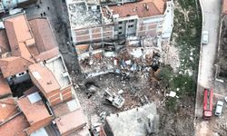 Depremin ardından Sındırgı'da tehlikeli yapılar kaldırılıyor