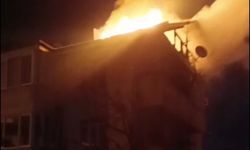 Düzce’de 3 katlı binanın çatısı alev alev yandı