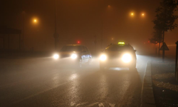 Sivas yoğun sise gömüldü, araçlar görünmez hale geldi