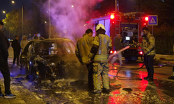 Küçükçekmece’de seyir halindeki otomobil alev topuna döndü