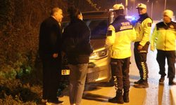 Adapazarı’nda feci kaza! Otomobil tarlaya devrildi, 5 kişi yaralandı