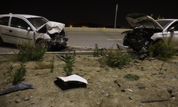 Hatay’da kafa kafaya çarpışan iki otomobil hurdaya döndü