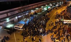 Fenerbahçeli taraftarlar Sadettin Saran'a destek için stat önünde toplandı